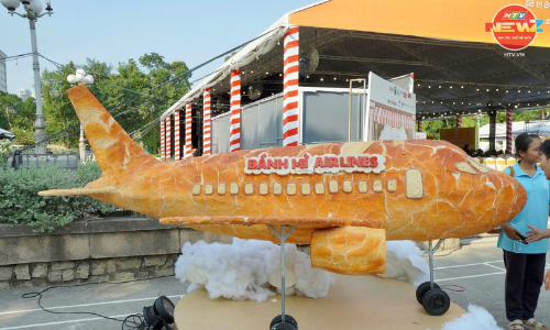 Mô hình chiếc máy bay làm từ bánh mì tại lễ hội bánh mì 2026. Ảnh HTV NewZ